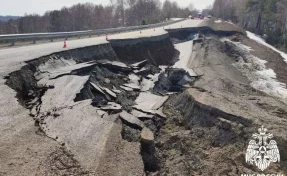 В МЧС Кузбасса показали кадры провала на автодороге в Новокузнецком округе