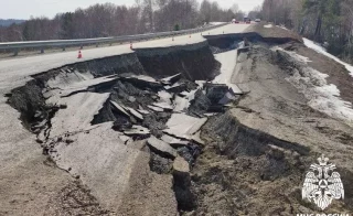 В МЧС Кузбасса показали кадры провала на автодороге в Новокузнецком округе