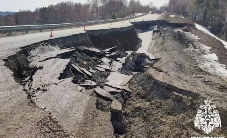 В МЧС Кузбасса показали кадры провала на автодороге в Новокузнецком округе
