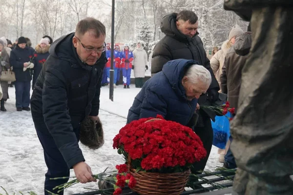 Губернатор Кузбасса почтил память защитников и жителей блокадного Ленинграда 