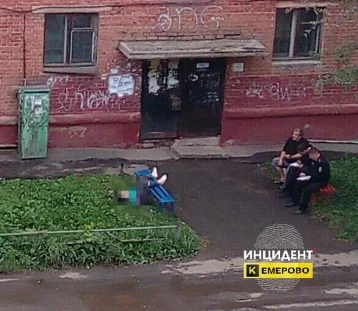 Фото: В Кемерове пожилая женщина умерла прямо на скамейке у подъезда 1
