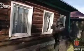 В Кузбассе штурм дома наркоторговки спецназом сняли на видео