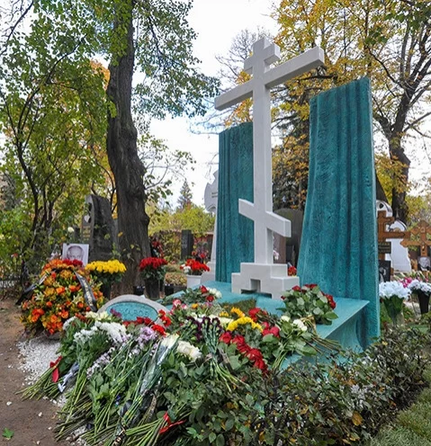 Фото: На могиле Марка Захарова установили необычный памятник в виде кулис 2