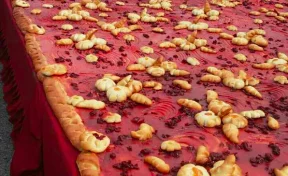 Самый большой в России: в Осинниках испекли 419-килограммовый вишнёвый пирог