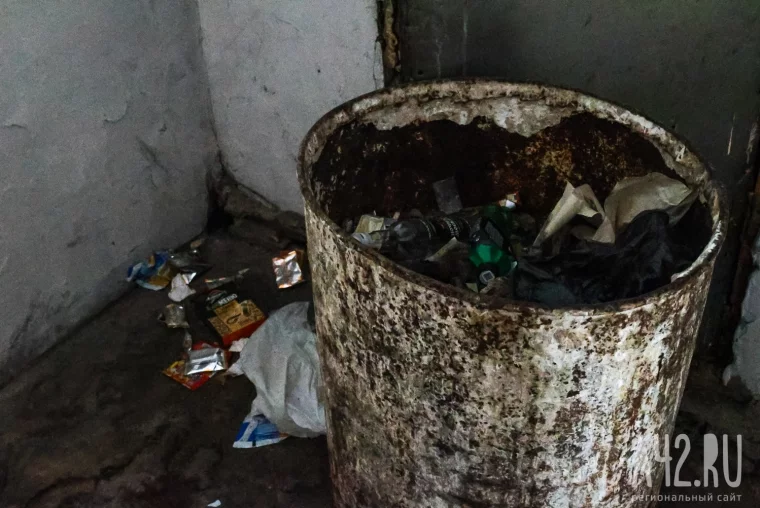 Фото: Мёртвые котята, остывшие батареи и угрозы дворнику ножом: как живут в кемеровском общежитии в Кировском районе 54