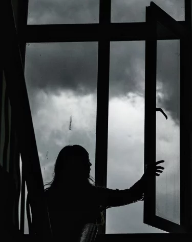 Юрист предупредила о риске попасть в тюрьму за привычку подглядывать за соседями