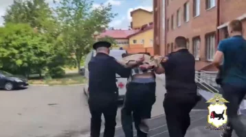 Фото: Напавший с ножом на персонал в иркутской больнице заявил, что хотел убить врача 1