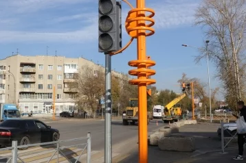 Фото: В Кемерове начали установку светофоров на перекрёстке улиц Пролетарской и Федоровского 1