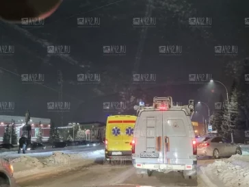 Фото: Очевидцы: в Кемерове маршрутку развернуло на дороге и вынесло на трамвайные пути 4
