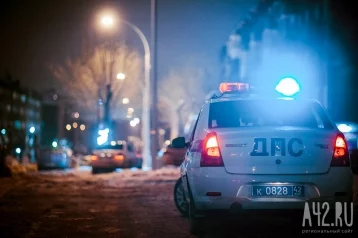 Фото: Очевидцы: в Новокузнецке автомобиль влетел в столб, спасатели доставали человека из салона 1