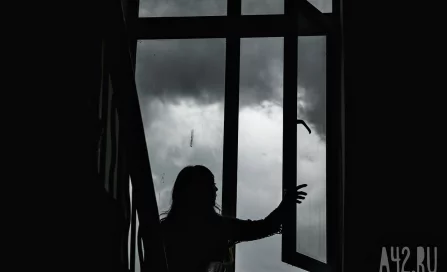 Юрист предупредила о риске попасть в тюрьму за привычку подглядывать за соседями