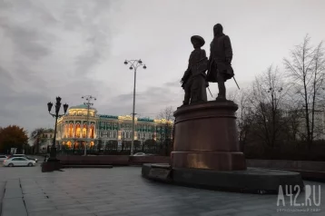 Фото: Порно показали на уличном экране в центре Екатеринбурга  1