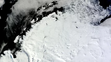 Фото: Учёные нашли в Антарктиде гигантскую загадочную дыру 1