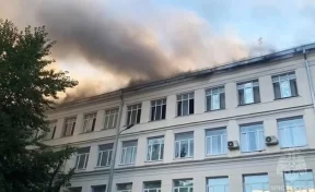 Более 100 пожарных тушат огонь в центре Москвы: горит здание на Пресненском Валу