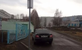 В Новокузнецке водитель проигнорировал дорожный знак и припарковался у детсада