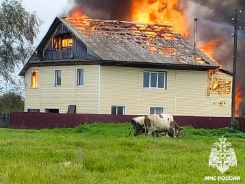 Фото: В Кузбассе из-за неосторожности жильцов загорелся дом 1