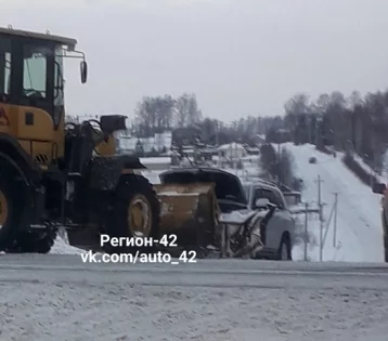 Фото: В Кедровке иномарка врезалась в погрузчик 1