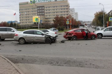 Фото: В Кемерове водитель Renault, скрываясь от погони, врезался в четыре машины 1