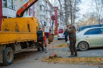 Фото: В кузбасском городе обнаружили опасное ограждение на парковке для автомобилей 1