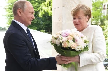 Фото: Владимир Путин подарил Ангеле Меркель цветы 1