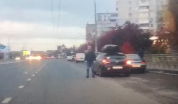 Фото: В Кемерове автомобилист устроил на дороге драку и попытался обвинить в этом другого водителя 1