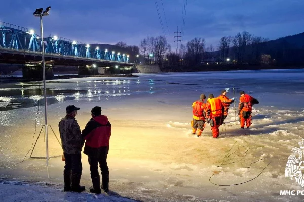 МЧС: в Междуреченске приостановлены поиски девочки, провалившейся под лёд