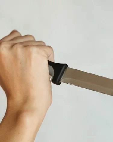 «Пырнул ножом в грудь и живот»: в Москве ученик автошколы напал на инструктора