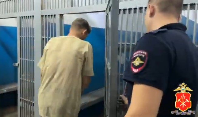 В Кузбассе гулявшего по парку голым мужчину арестовали на 13 суток