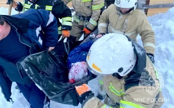 Фото: В Томской области подросток попал в больницу после схода снега с крыши. Мальчика откапывали спасатели  1