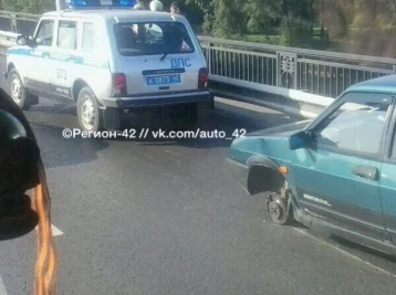 Фото: На Кузбасском мосту у «девятки» колесо отлетело в лобовое стекло иномарок 1