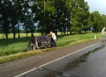 Фото: Под Кемеровом иномарка вылетела в кювет 1