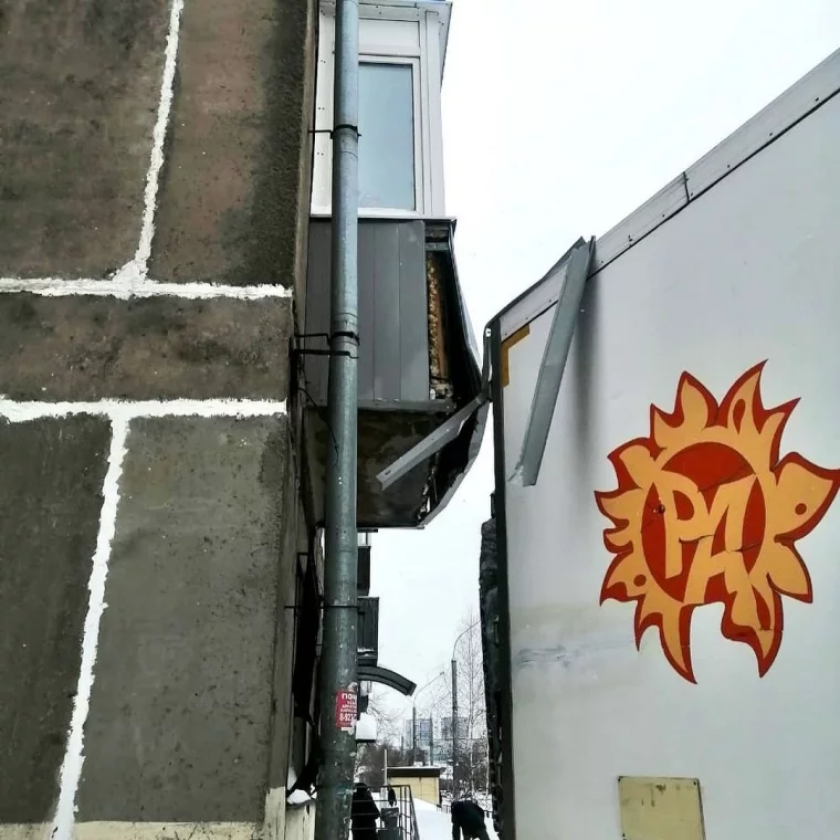 Фото: В Новокузнецке грузовики магазина постоянно ломают один и тот же балкон 2