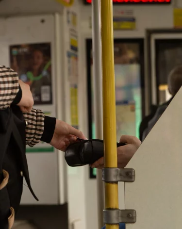 Соцсети: в Кемерове кондуктор автобуса вытряхнула на пол вещи пассажира