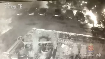 Фото: Появилось видео пожара в двух автомобилях в Новокузнецке 1