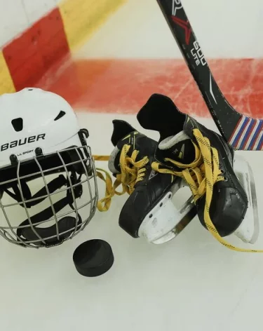 «Был инфаркт 7 лет назад»: уральский хоккеист умер после матча