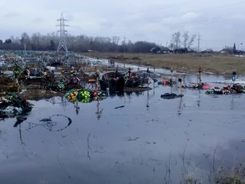 Фото: Кузбассовцы пожаловались на затопленное кладбище 1