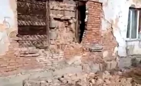 В кузбасском городе у дома обрушилась стена
