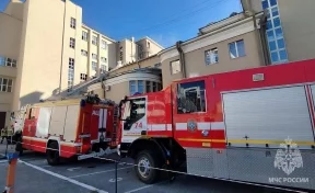 В Екатеринбурге загорелось здание театра Музкомедии, людей эвакуируют