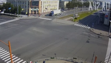 Фото: В Кемерове фура протаранила легковое авто, момент ДТП попал на видео 1