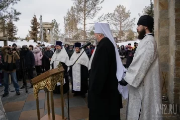 Фото: Годовщина трагедии в «Зимней вишне»: в Кемерове в Парке Ангелов отслужили заупокойную панихиду 1
