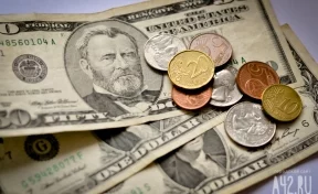 ЦБ: россияне продают долларовые сбережения