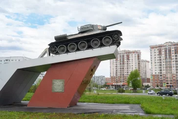 Фото: В Кемерове танк Т-34 вернули на постамент у кадетского училища 4