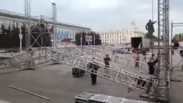 Фото: На площади Советов в Кемерове монтируют сцену для выступления артистов 1