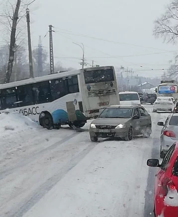 Фото: В Кемерове автобус с пассажирами вылетел в кювет 1