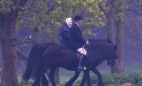 92-летняя королева Елизавета II покаталась верхом на лошади 