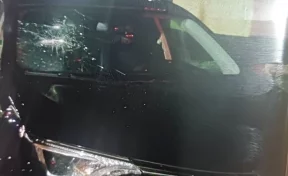 Кузбассовец, хранивший обиду на соседа, повредил топором чужой автомобиль