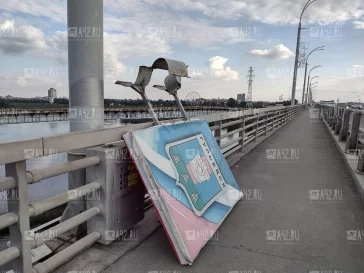 Фото: В Кемерове с Кузнецкого моста исчезли баннеры с гербами городов. Власти объяснили ситуацию 2