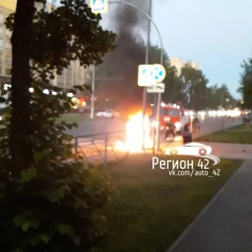 Фото: Горящий на проезжей части мотоцикл в Кемерове попал на видео 1