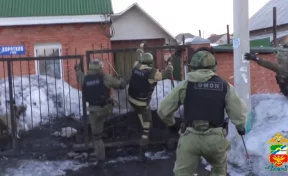 Опубликовано видео штурма дома наркоторговки в Кемерове сотрудниками ОМОН