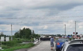 КамАЗ снёс барьер на железнодорожном переезде и врезался в грузовой поезд под Новосибирском